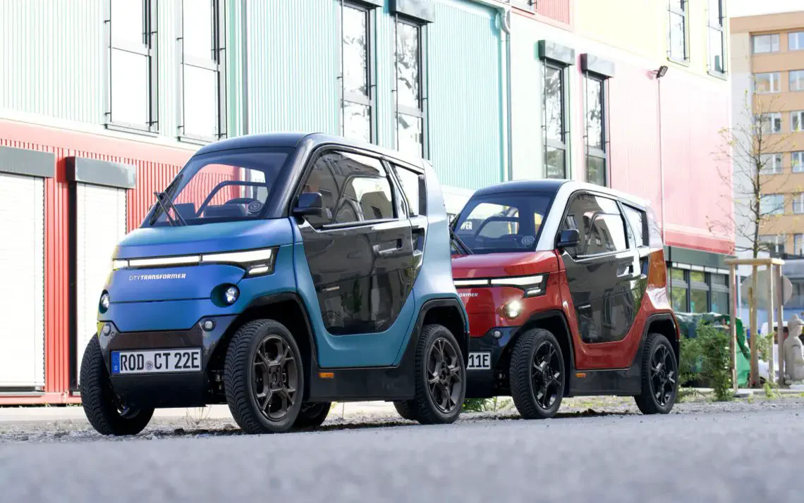 Zwei City Transformer Elektrofahrzeuge im urbanen Umfeld