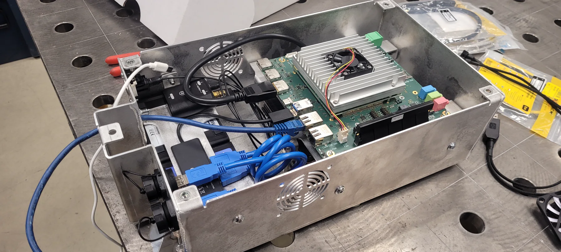 Aufbau des Embedded-Linux-Computers mit Display- und Netzwerkschnittstellen.